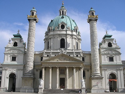 Fachada principal de la iglesia de San Carlos Borromeo en Viena.