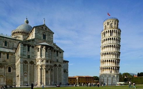 La Torre de Pisa es el campanario de un conjunto arquitectónico basilical