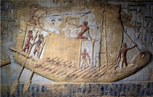Grabado de una embarcación egipcia en la tumba de un sacerdote de la dinastía V.