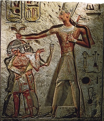 Ramsés II capturando enemigos (un nubio, un libio y un sirio). Museo Egipcio de El Cairo.