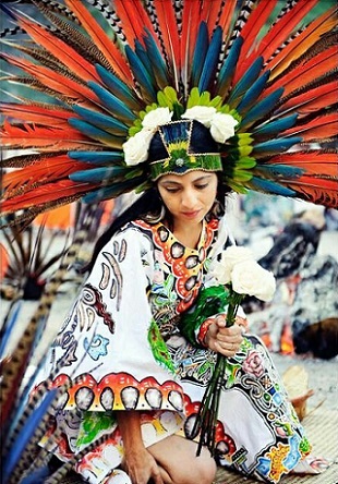 Representación de una sacerdotisa azteca