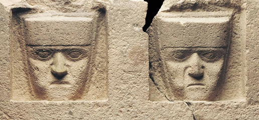 Dos personajes mascando coca, representados en un sillar de las ruinas de Tiahuanaco
