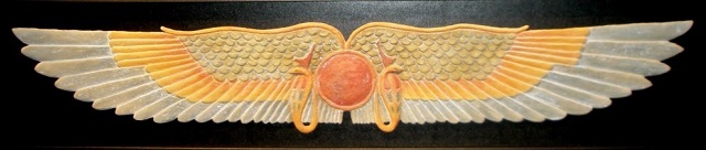 Disco solar flanqueado por un par de alas extendidas, cuyo uso se remonta a la I Dinastía