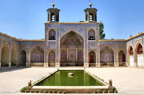 Iwan de la mezquita de Nasir Al Mulk en Shiraz, provincia de Fars, Irán