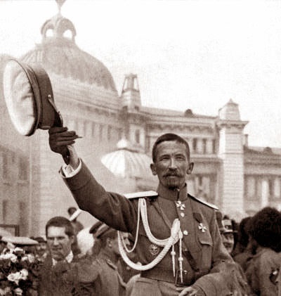 Kornilov saludando a la multitud en Moscú