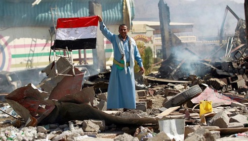 Un yemení sostiene su bandera nacional