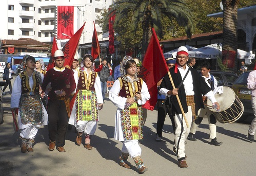 Desfile en el “Día de la Independencia” con trajes típicos albaneses.