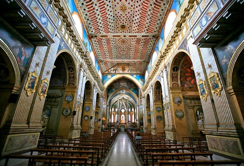 La catedral de Quito, en Ecuador, pertenece a la escuela peruana.