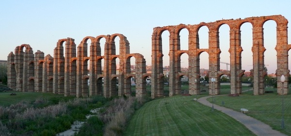 Vista del acueducto romano de “Los Milagros” en Mérida España