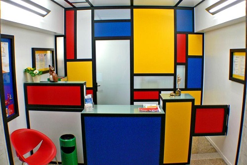 Decoración de una oficina al estilo Piet Mondrian