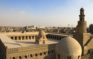 Minarete y patio interior de la Mezquita Ibn Tulun