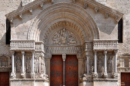 Portal occidental de la iglesia de San Trófimo en Arlés