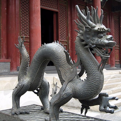 Dragón en la entrada del Palacio de Verano en Beijing