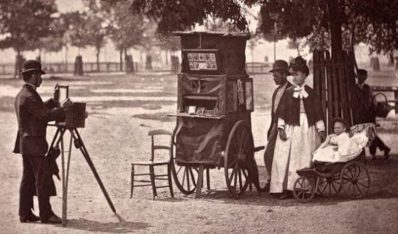 “Fotógrafo itinerante en Clapham Common”. Fotografía de John Thomson. 1877.