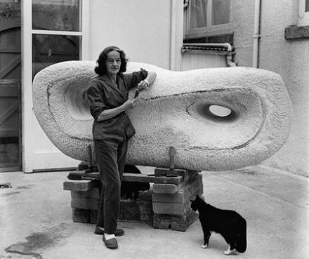 Escultora inglesa Barbara Hepworth (1903-1975)