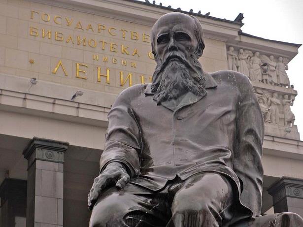 Estatua de Dostoievski