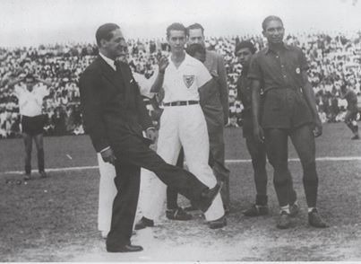 Gaitán en el saque de un partido de América de Cali.