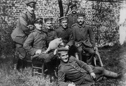 Hitler junto a su unidad en la Primera Guerra Mundial, 1916