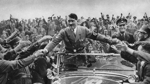 Hitler asiste a un mitin en Nuremberg en mayo de 1933