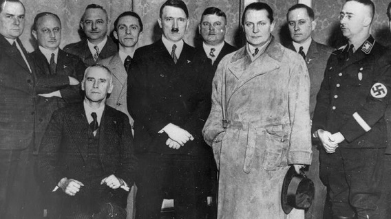 Adolf Hitler con sus ministros en el Hotel Kaiserhof, Berlín