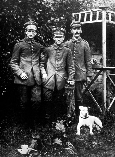Hitler con otros dos soldados del ejército alemán, 1916