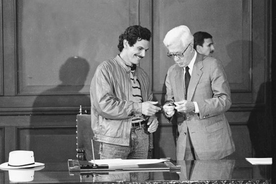 El 25 de febrero de 1990, Carlos Pizarro (izq.), comandante del M-19, y el presidente Virgilio Barco Vargas, firmaron la Ley 77 de 1989 o Ley de Indulto