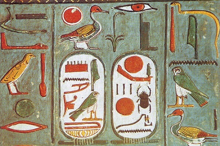 En el caso de los egipcios, sus jeroglíficos llegaron a combinar ideogramas, signos consonánticos y signos determinantes.