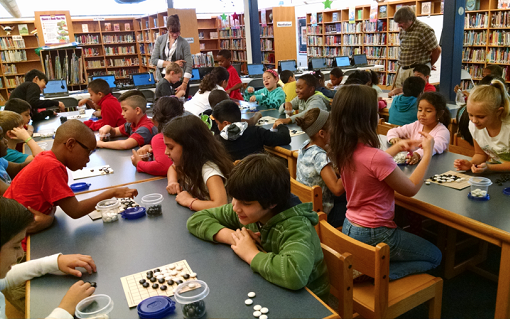 Los niños aprenden las reglas de este juego de mesa con un tamaño de tablero reducido de 9x9