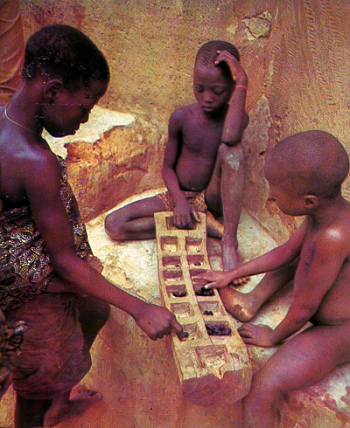 En las planicies de Atakora, en Benin, niños y adultos juegan aún hoy al adji-adji, nombre regional del awelé