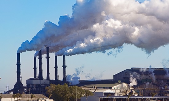 La causa principal de la contaminación industrial es la quema a gran escala de combustibles fósiles como el petróleoLa causa principal de la contaminación industrial es la quema a gran escala de combustibles fósiles como el petróleo
