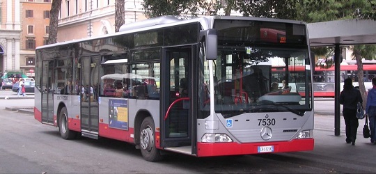 Los vehículos particulares o los autobuses de pasajeros son los que se utilizan para el desplazamiento de personas