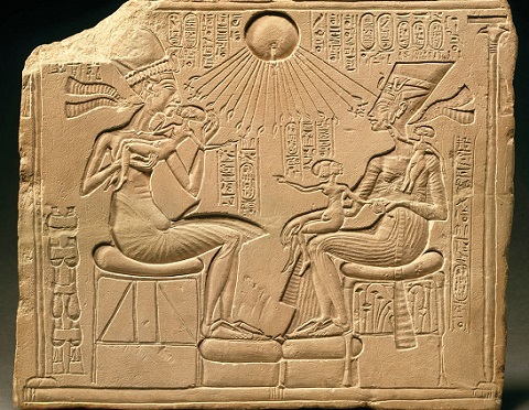 Akhenatón, Nefertiti y sus hijas.