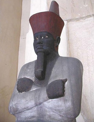 Mentuhotep II, el primer faraón del Reino Medio, representado como el dios Osiris.