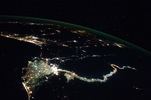 Foto nocturna del río Nilo desde la Estación Espacial Internacional.