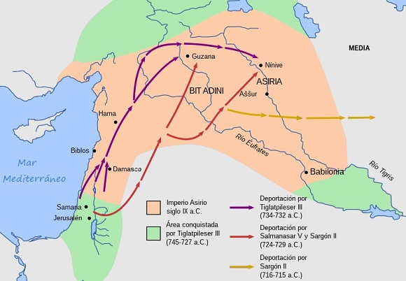 Mapa que muestra la deportación de israelitas por diferentes reyes del imperio asirio en el siglo VIII a.C.