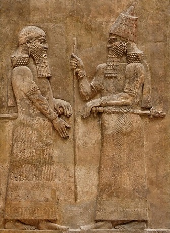 El rey Sargón II (a la derecha) junto a su hijo Senaquerib (a la izquierda). Bajorrelieve del palacio de Sargón en Dur Sharrukin.