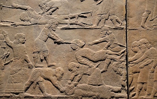 Soldados asirios torturando a jefes elamitas tomados como prisioneros de guerra. (Museo Británico).
