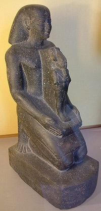 Estatua oferente de Psamético I. Museo de Louvre.
