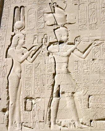 Cleopatra y su hijo Cesarión en el Templo de Dendera
