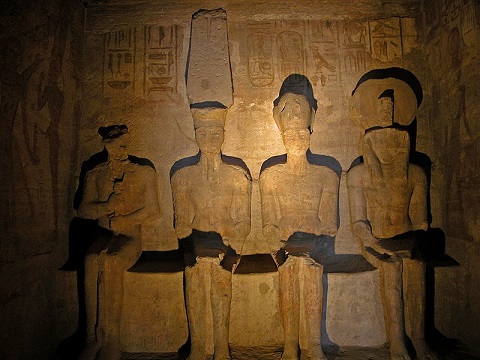 Estatuas sedentes de Ptah, Amón, Ramsés II y Ra-Horakhti.