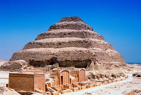Saqqara, la primera pirámide de piedra
