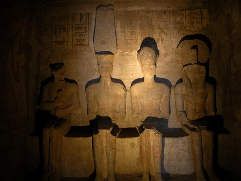 Santuario del Gran Templo de Abu Simbel con las estatuas sedentes de Ptah, Amón, Ramsés II y Ra-Horakhti.