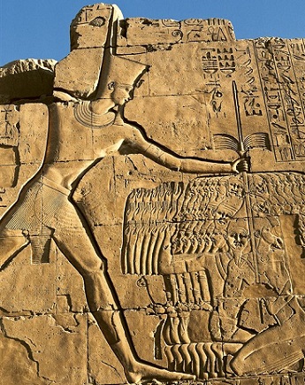 Bajorrelieve de Tutmosis III dominando a sus enemigos. Templo de Karnak.