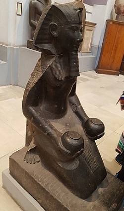 Estatua oferente del faraón Thutmosis III. Museo de El Cairo.