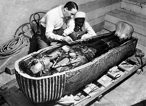 Howard Carter examinando el ataúd interior de Tutankhamón