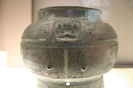 Recipiente de bronce con un diseño de taotie.