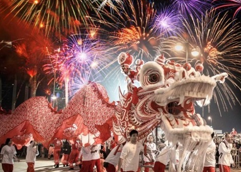 Comparsa con dragón en la Fiesta de la Primavera China