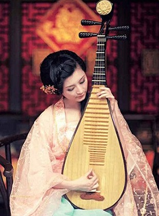 Mujer china tocando la Pi-pa
