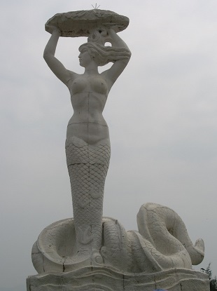 Escultura de la diosa Niu-kua en Shenzhen, Guangdong, China.
