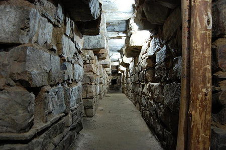 Vista de uno de los pasillos laberínticos dentro del Templo Mayor